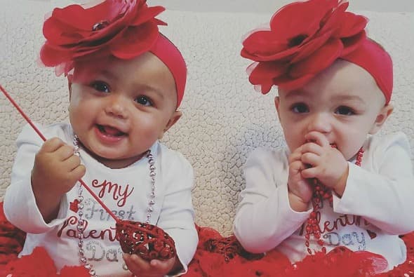 Cumplen su primer año de vida mellizas de Illinois que nacieron con diferente color de piel 