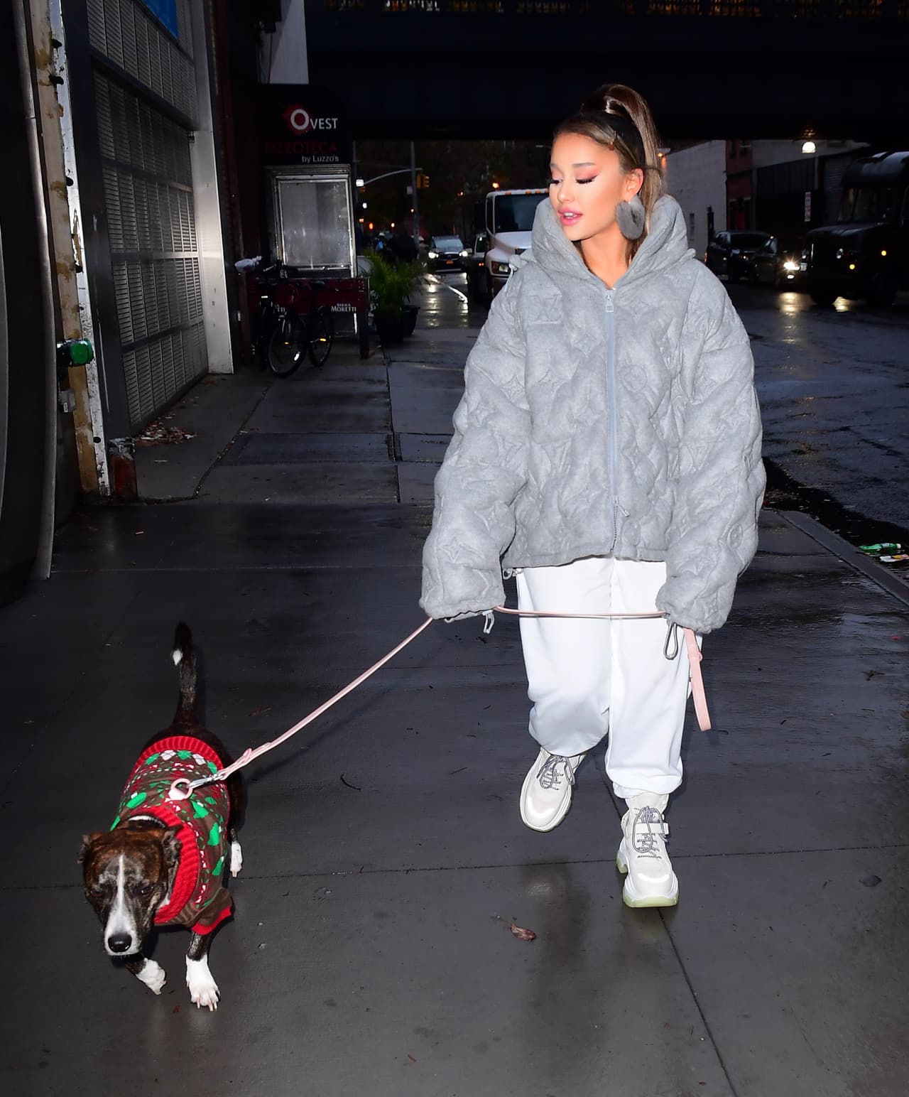 Ariana sumó a su outfil unos botines Prada Block con 
<a href="https://www.prada.com/us/en/women/shoes/ankle_boots_and_boots/products.prada_block_sneakers.1T611L_M8K_F0K74_F_075.html" target="_blank">un valor de</a> 990 dólares.