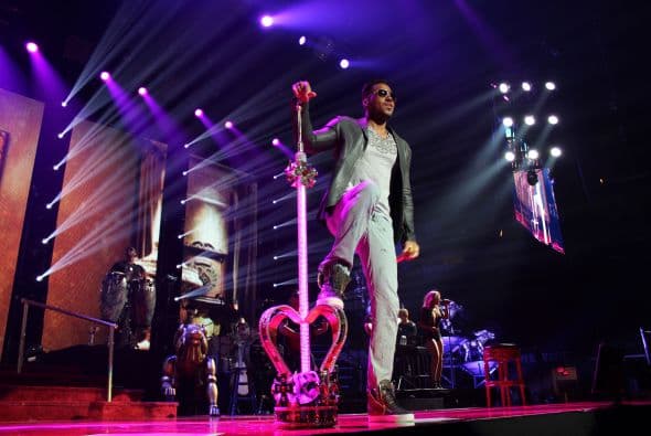 El Rey de la Bachata tuvo casa llena en el Toyota Center este miércoles, ve aquí las mejores imágenes de la noche.