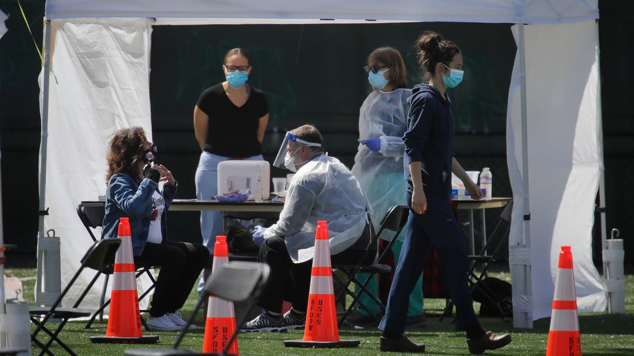 Recomendaciones para las personas que están en riesgo o no han sido vacunadas: 
<br>
<br>
<b>Alto: </b>Tome precauciones cuando se reúna, coma y compre.