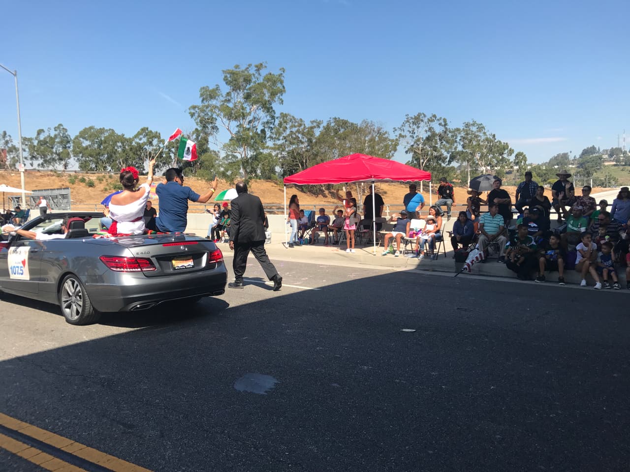 Erika Reyna acompañó a otros locutores y talentos de Univision durante una caravana para celebrar las 'Fiestas Patrias' en el sur de California.