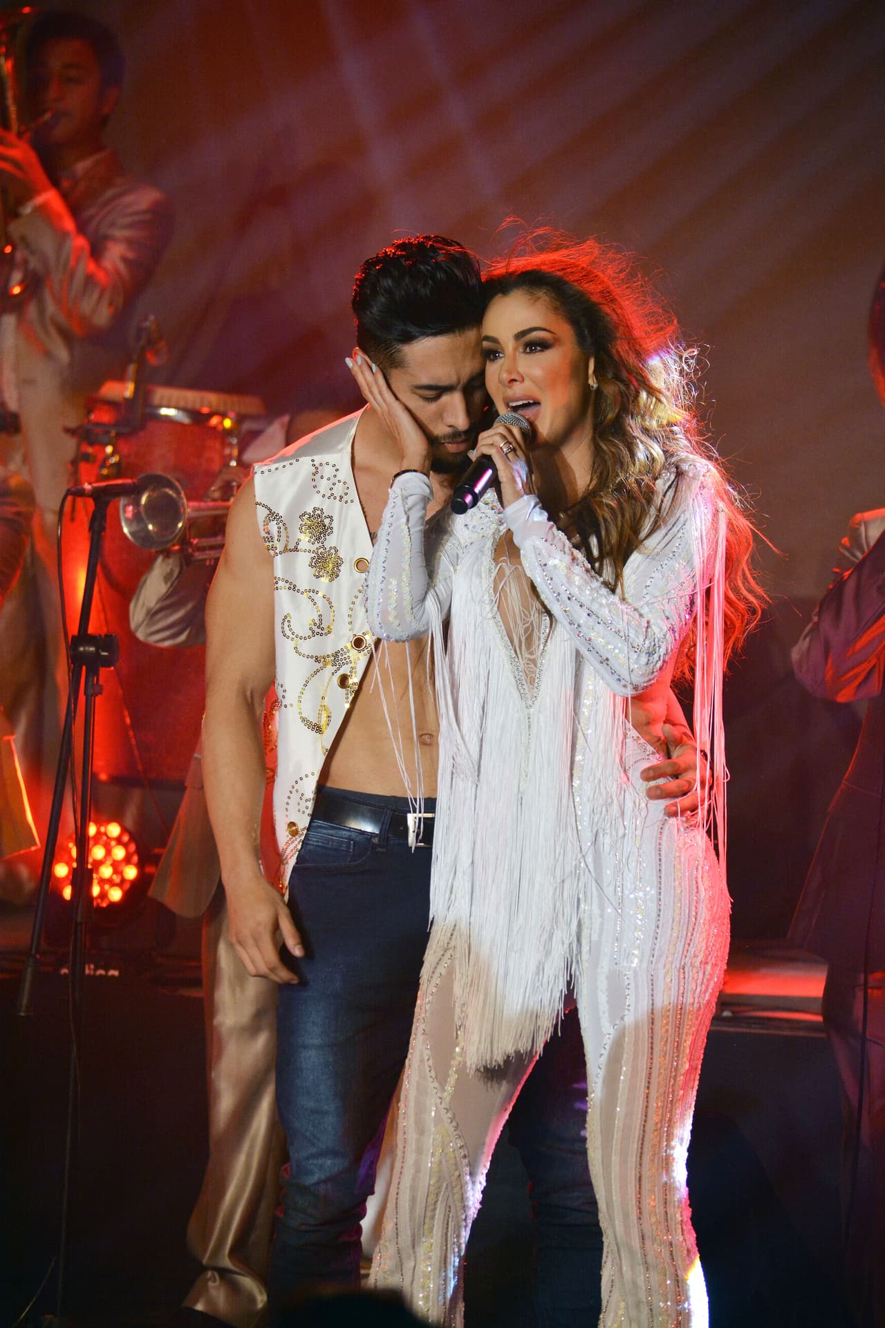 Ninel Conde tampoco se quedó fuera de incursionar en la música. Ella también es conocida como el 'Bombón Asesino', pues este es el nombre de una de sus canciones más populares.