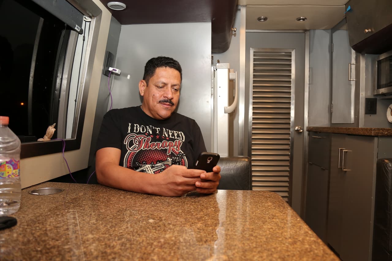 Mario Alvarado Villaseñor, trompetista, se pone al día con los mensajes.