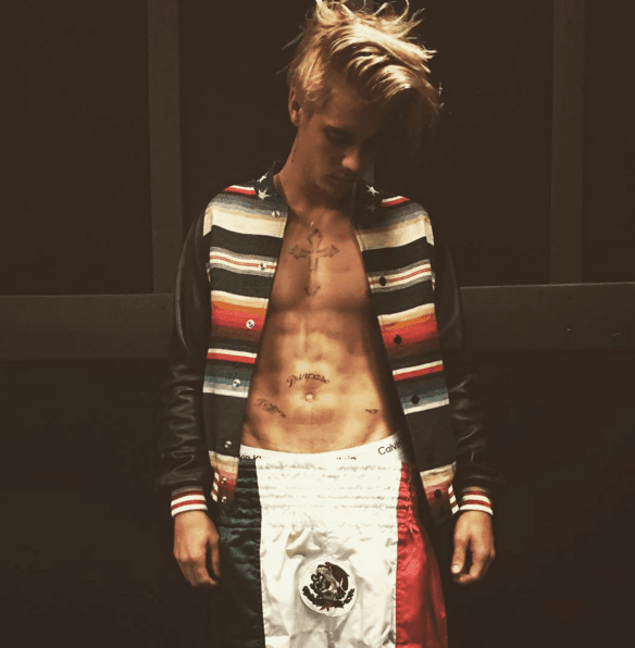 Bieber causó polémica en las redes, ya que mientras unos condenaron el acto, otros lo defendieron argumentando que sólo se trata de una prenda y no de una ofensa.