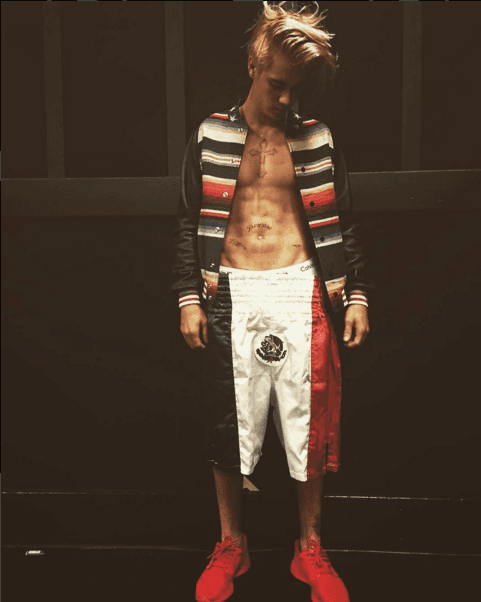 Lo que es cierto es que el cantante se armó todo el outfit, ya que además la chamarra que trae puesta es como un zarape.