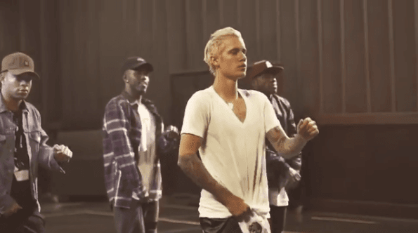 El tipo de pantaloncillos que lleva es como de boxeador, ya que recordemos que este muchacho es un seguidor de dicho deporte.