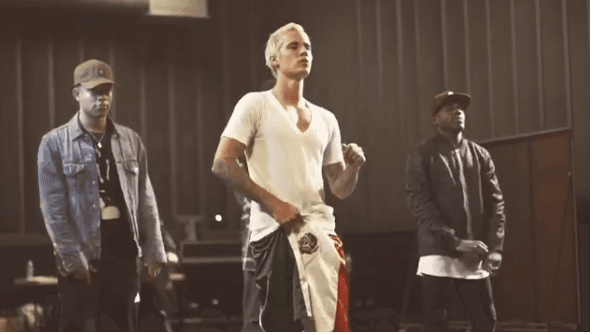 Además de estas imágenes, el intérprete compartió un video en el que se le ve ensayando con los mismos shorts.