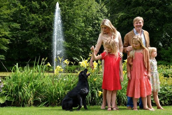 Catharina-Amalia es la hija del rey Willem Alexander y su esposa la reina Máxima. Willem ascendió al trono en 2013, luego de la abdicación del trono por parte de su madre, la reina Beatriz.La princesa de Orange, la mayor de tres hermanas, a sus 11 años va a un colegio público, practica judo, jockey, le encanta la actividad hípica y habla perfectamente holandés, español e ingles.Y aunque sus apariciones públicas por el momento son limitadas, sus papás se aseguran de incluirla en las actividades tradicionales y necesarias para su formación como futura reina.