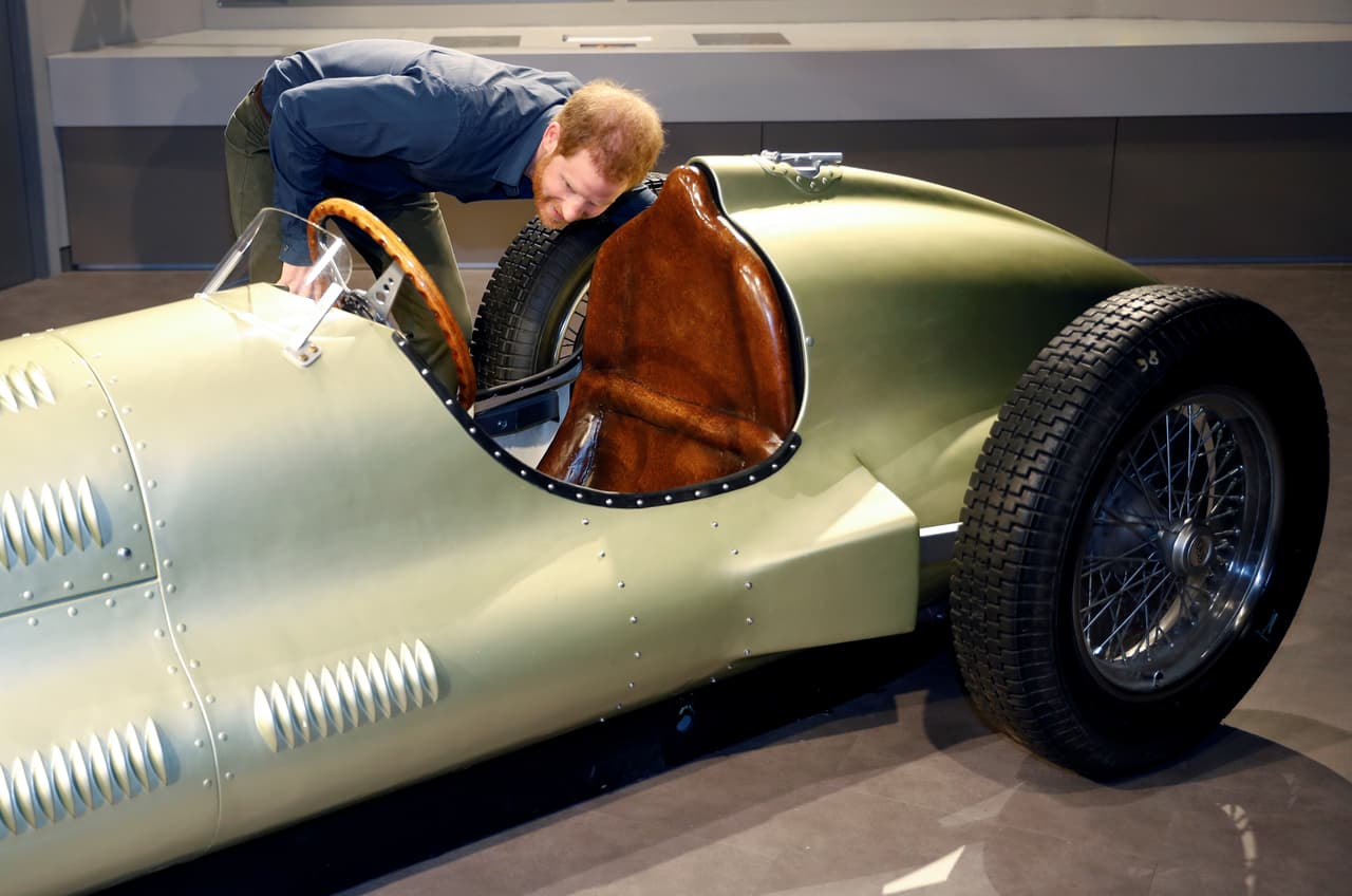 Al príncipe y a Hamilton también se les unieron las estrellas de F1 Damon Hill, George Russell y Alex Albon. Quien no acompañó al príncipe fue 
<b><a href="https://www.univision.com/famosos/meghan-markle-y-el-principe-harry-reaparecen-sonrientes-un-dia-despues-de-despedir-a-15-personas-en-buckingham-fotos" target="_blank">su esposa Meghan Markle</a></b>, ausencia que ya estaba prevista en la agenda oficial. 
<br>