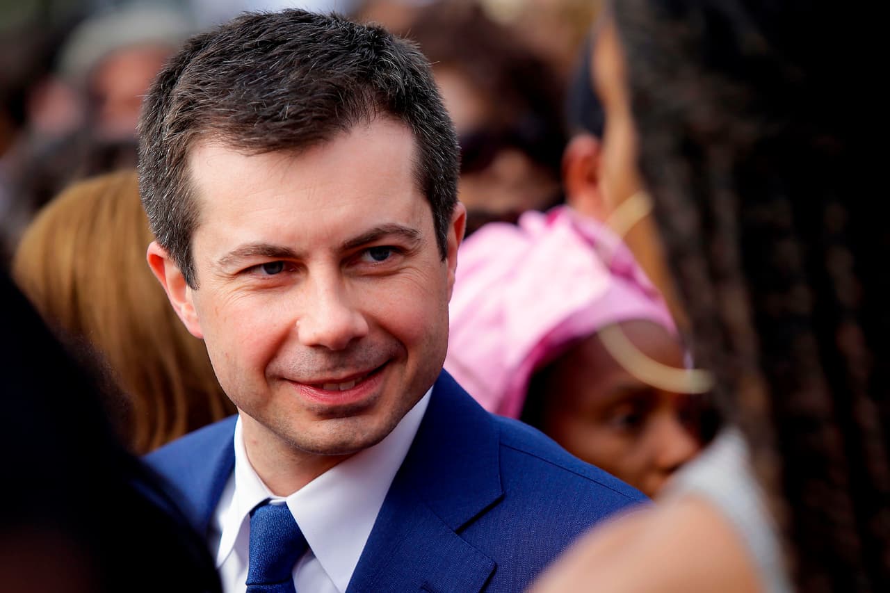 <b>Secretario de Transporte: Pete Butiggieg. </b>Fue alcalde de South Bend, Indiana, de 2012 a 2020. Se postuló en las primarias demócratas de 2020 y respaldó a Biden después de retirarse en marzo. Fue oficial de inteligencia de la Marina y fue enviado a Afganistán en 2014. Buttigieg sería la primera persona abiertamente LGBTQ en la historia en tener un rol permanente en el gabinete. 
<br>