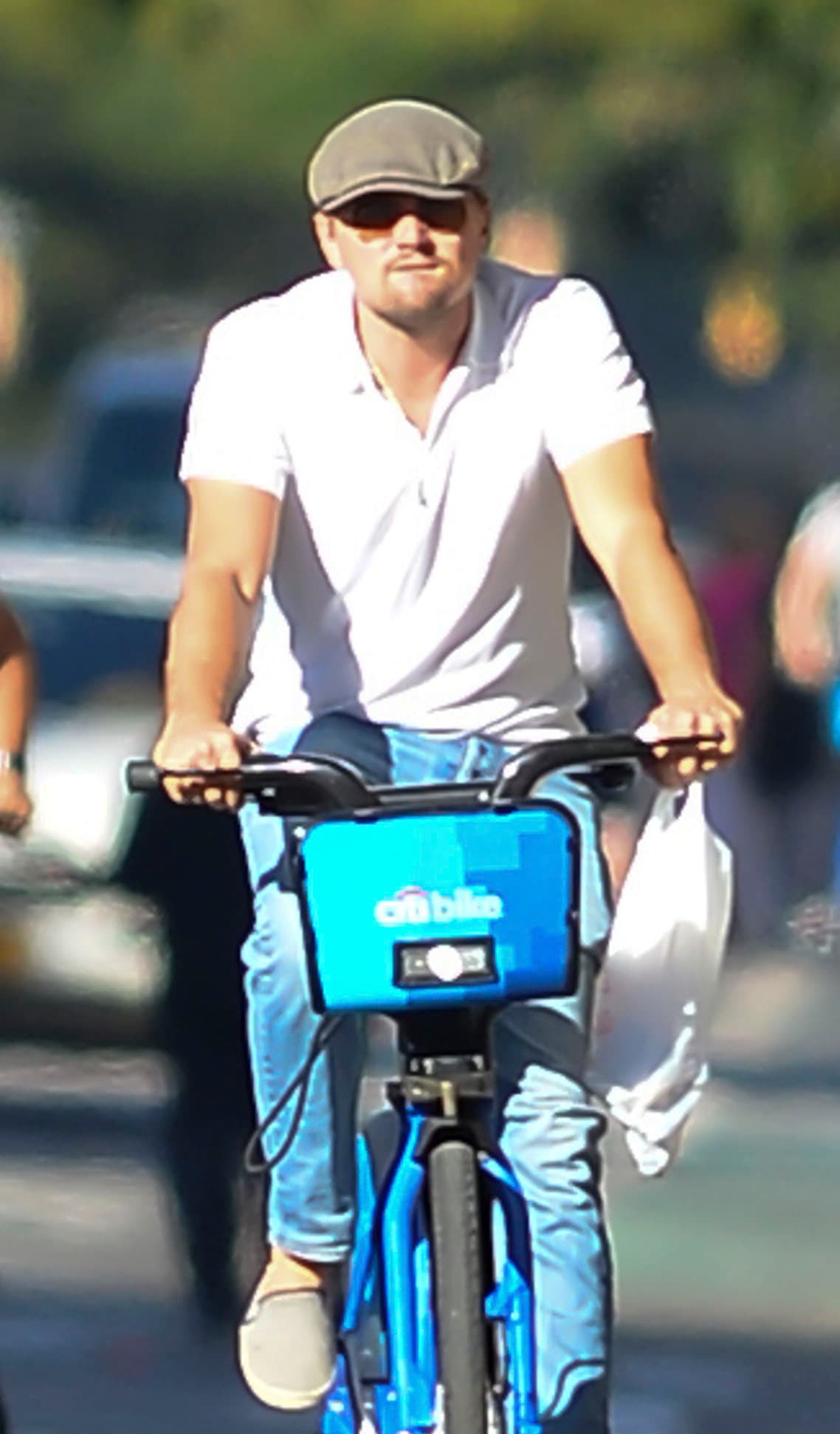 Con todo y su bolsita de compras.