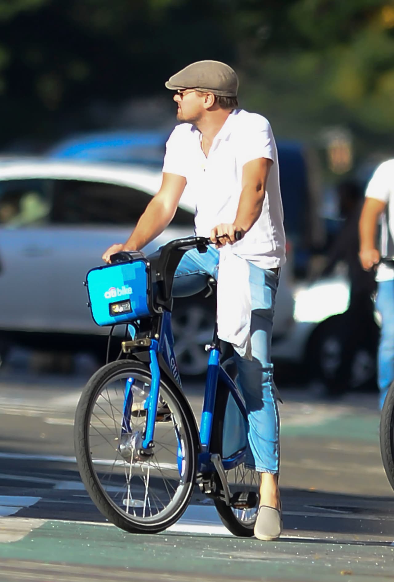 Muy casual, con jeans y playera polo blanca.