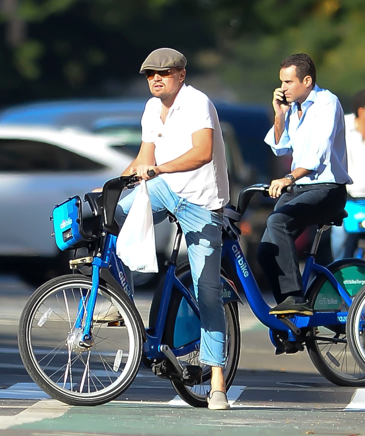 Los actores recorren Manhattan en sus bicicletas públicas.