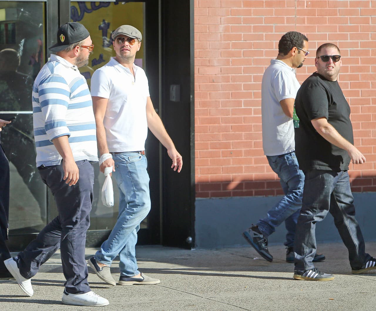 Siguieron su camino a pie.