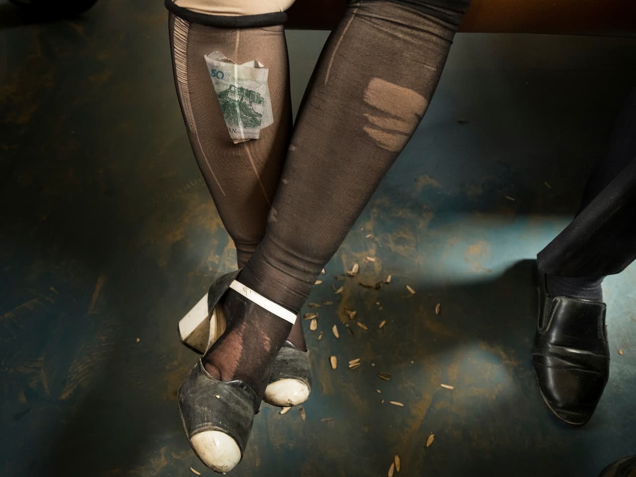 <b>El salvaje oeste chino.</b> Matthieu Paley, fotógrafo de la revista National Geographic, ganó el tercer premio en la categoría Vida Diaria del World Press Photo. La imagen galardonada muestra a una mujer Uigur (un grupo étnico que habita en el noroeste de China) que lleva su dinero en las medias. Las mujeres uigures, aunque son musulmanas, típicamente no se adhieren al código de vestimenta conservador islámico que se sigue en otros países.