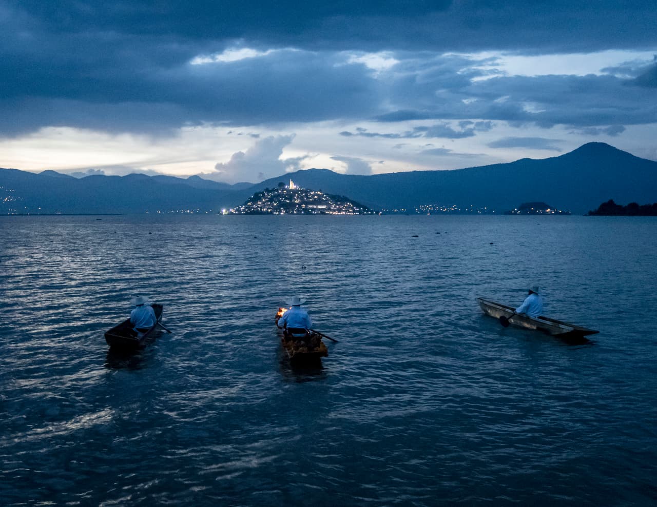 Y así lo demuestran en la impecable serie documental,
<b>Día De Muertos: Lago Pátzcuaro</b> dirigida por Mónica Álvarez y Paola Villanueva.
<br>
<br>