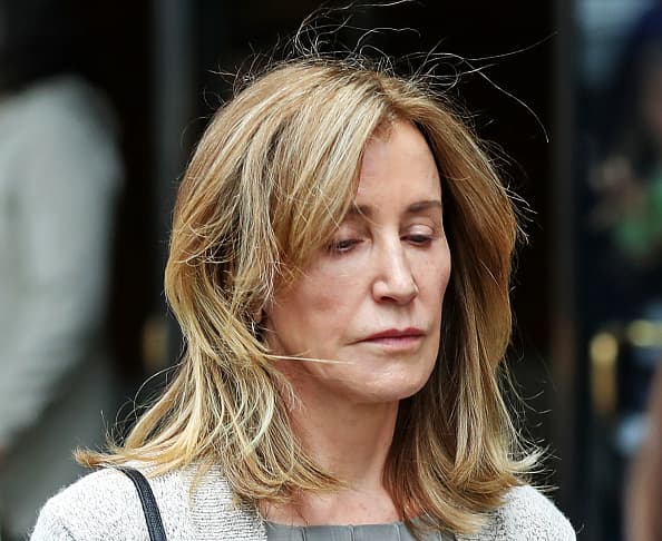 La actriz 
<b><a href="https://www.univision.com/shows/noticiero-univision/catorce-dias-de-prision-y-30-000-dolares-pagara-felicity-huffman-por-los-sobornos-en-la-admision-universitaria-de-su-hija-video" target="_blank">fue sentenciada </a></b>el pasado viernes 13 de septiembre a 14 días de prisión y un pago por 
<b>30,000 dólares</b> tras su participación en la que es calificada como una gran estafa de admisiones universitarias en Estados Unidos.