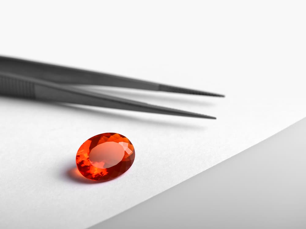 Se dice que el ópalo tiene otras propiedades como que da serenidad, incrementa la fuerza del pensamiento y el vigor para los débiles de espíritu y hasta ha sido indicado en tratamiento de afecciones de ojos. En fin, sus usos y poderes son varios y notorios, bastante recomendables.