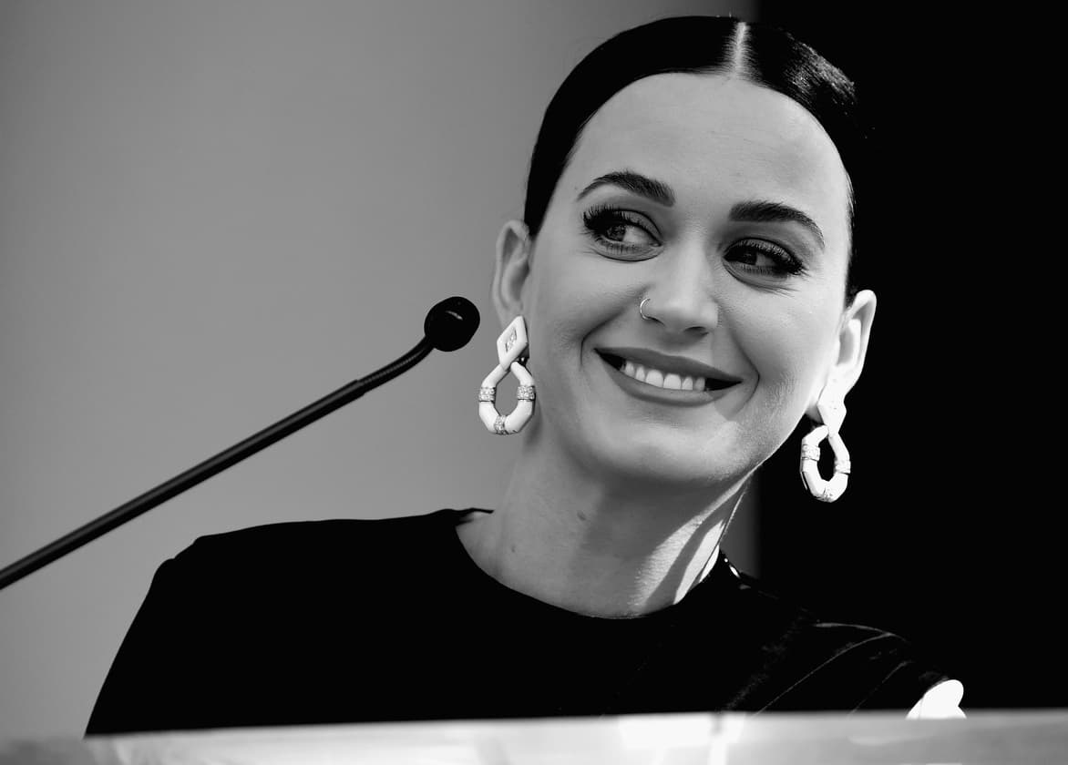 <b>Katy Perry, cantante</b>. Durante los últimos dos años fue pieza clave de la campaña presidencial de Hillary Clinton e incluso prestó una de sus canciones "Roar" a la campaña de la candidata demócrata. En 2012 le dijo a la revista Billboard que no se consideraba feminista, pero que sí creía en "las mujeres fuertes", pero en 2014 rectificó durante otra entrevista y dijo que sí, que sí era feminista. Algunos han criticado su confusión y piensan que aún 
<b><a href="http://www.huffingtonpost.com/2014/03/17/katy-perry-feminism_n_4981327.html">no entiende bien el significado del término</a></b>. Ya se ha confirmado que participará en la marcha de este 21 de enero de 2017.