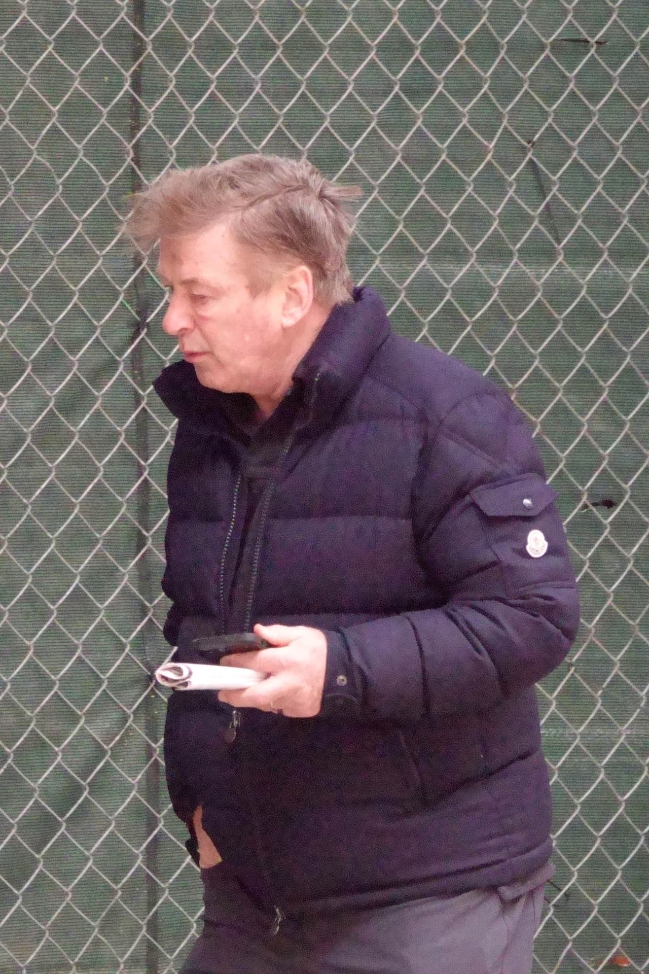 Alec Baldwin fue captado en la ciudad de Nueva York la mañana del 31 de enero, fecha en que se dio a conocer que la fiscalía levantó cargos en su contra por el homicidio de Halyna Hutchins.