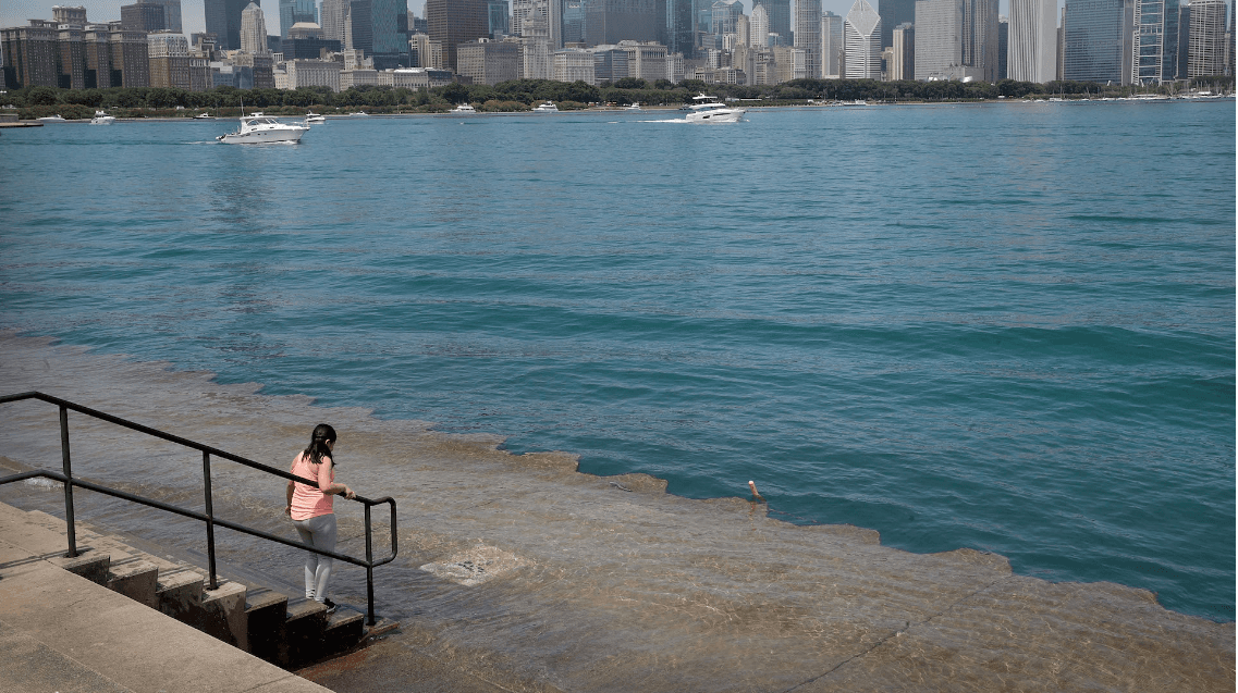 Autoridades recomiendan no nadar en el Lago Michigan por fuerte oleaje 