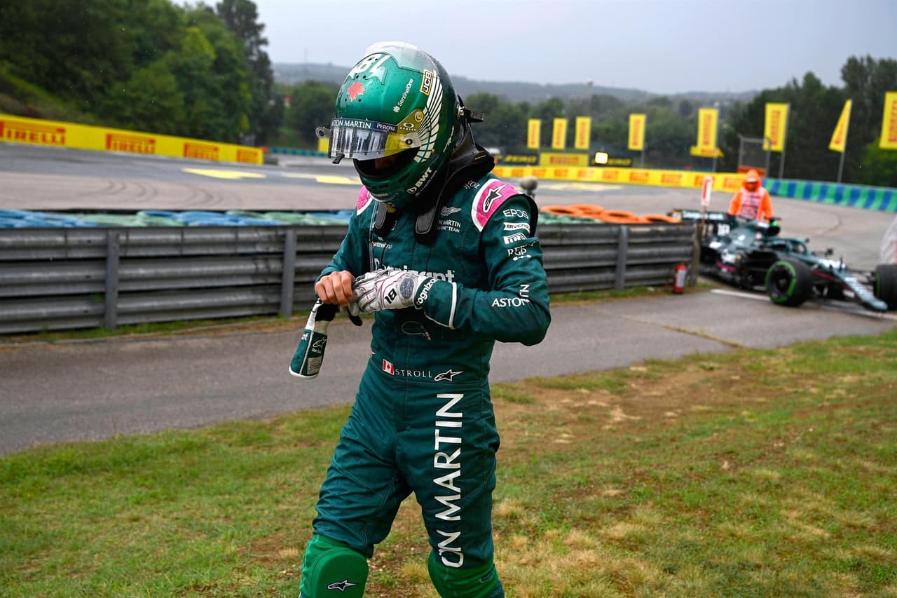 Esteban Ocon es campeón del Gran Premio de Hungría. La carrera se vio accidentada y detenida con bandera roja cuando Bottas se deslizó hacia la parte trasera del McLaren de Norris, quien se inclinó hacia el auto de Verstappen, y Bottas se estrelló contra el segundo Red Bull de Sergio Pérez. Stroll intentó zambullirse por el interior en la curva 1, pero golpeó el Ferrari de Charles Leclerc, que a su vez chocó contra Ricciardo. Vettel fue segundo y Hamilton consiguió la tercera posición.