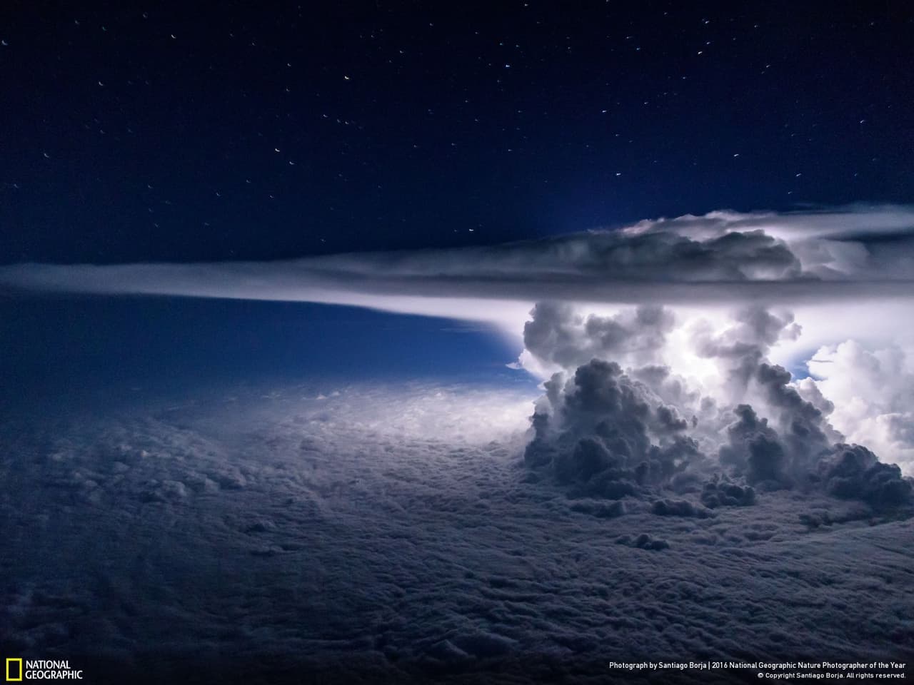 El tercer mejor paisaje del 2016 estuvo en los cielos: una foto de Santiago Borja de una gigantesca nube 'eléctrica' en los cielos del Océano Pacífico mientras viajaban a 37,000 pies de altura sobre Sudamérica.