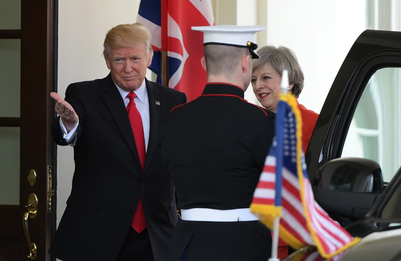 El presidente Trump recibe a Theresa May a la salida del vehículo que la llevó a la Casa Blanca. Es la primera visita oficial de un mandatario extranjero al nuevo presidente de los EEUU.