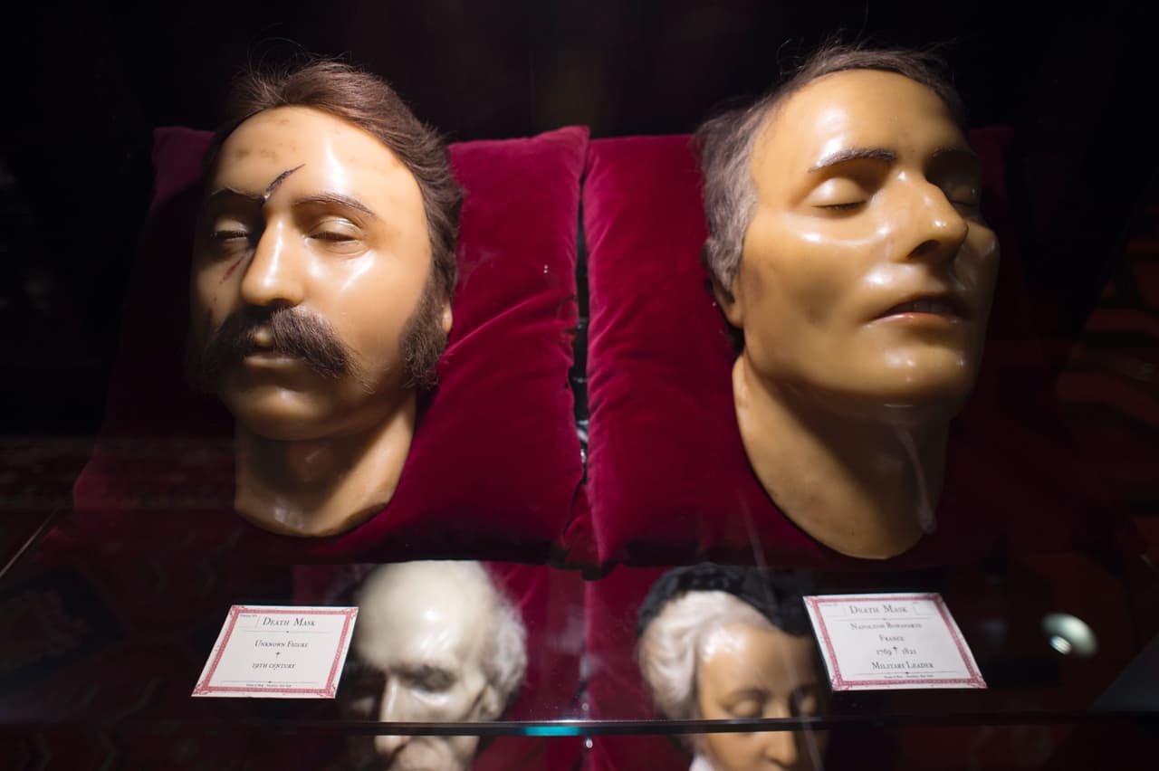 La máscara de cera de la derecha está identificada como la del emperador francés, Napoleón Bonaparte, fallecido en el 1821.