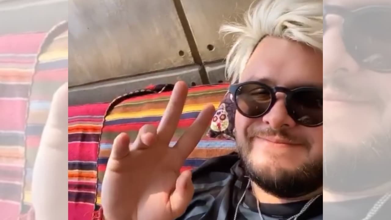 Paul Stanley apuesta por un cabello completamente rubio.