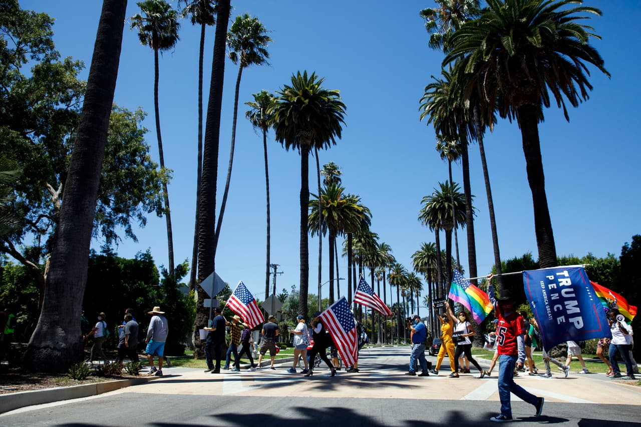 La marcha se realizó desde West Hollywood hacia Beverly Hills el sábado por la tarde en un mitin que había sido planeado y fue convocada por la Fundación Walk Away Foundation.