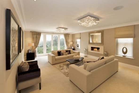 También es ideal tener lámparas y apliques con diferentes orientaciones, para crear una luz difusa que amplíe visualmente la sala.