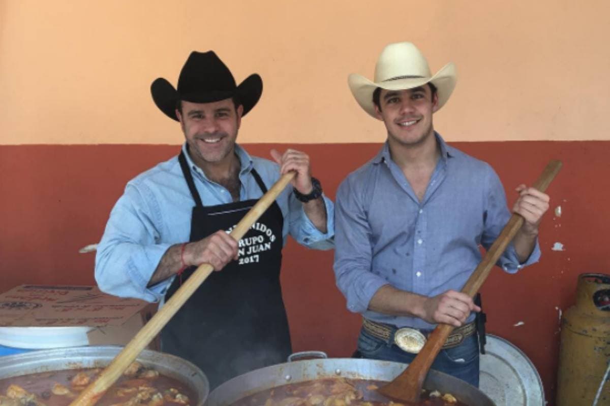 Esta imagen ha causado revuelo en las redes sociales, pues el actor de 47 años y su hijo de 22, parecen hermanos. Los dos han arrancado suspiros entre sus miles de seguidoras.