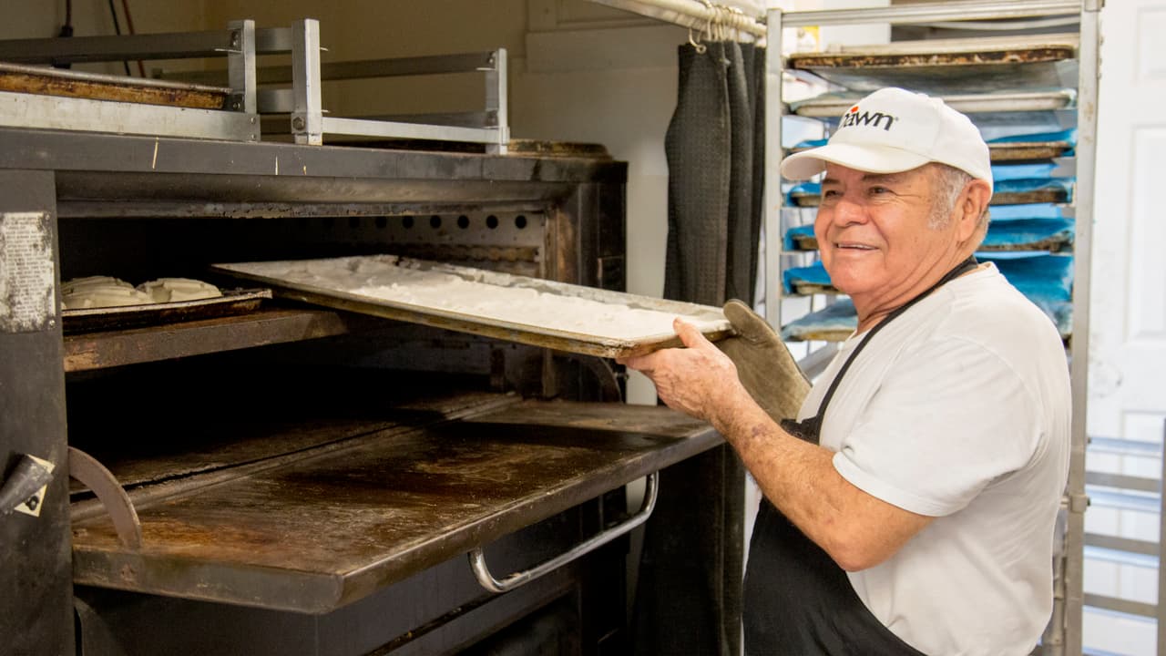Trinidad Garza (Don Trini) es el dueño de La Casa Bakery, una panadería del área de Northside en Houston que ahora vende más pan que nunca, gracias a un mensaje de Twitter que la volvió famosa.