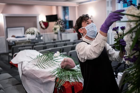 Lily Sage Weinrieb usa siempre tapabocas y guantes para hacer su trabajo, que ha aumentado durante la pandemia de covid-19.