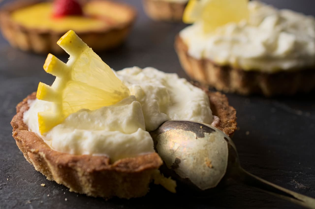 <b>Tartas de limón:</b> para preparar estas tartas no necesitas usar el horno. Sólo tienes que preparar una pasta con galletas molidas y mantequilla para curbrir varios moldes individuales o un molde grande. Sobre esta base, previamente refrigerada, hay que colocar una mezcla de queso crema, ralladura de limón, jugo de limón (o agua con gelatina del mismo sabor) y un poco de nata.