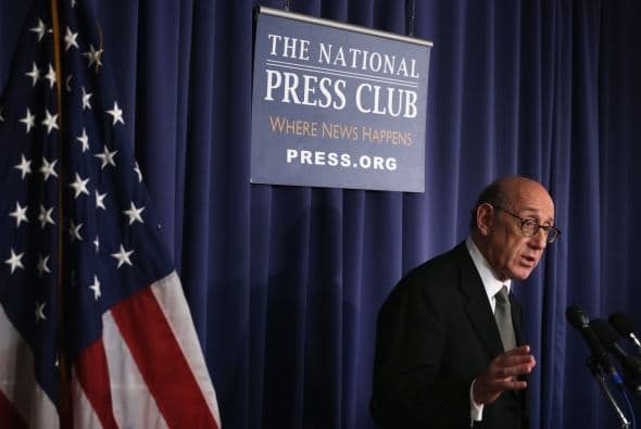 Abogado Kenneth Feinberg, habla durante una conferencia de prensa.