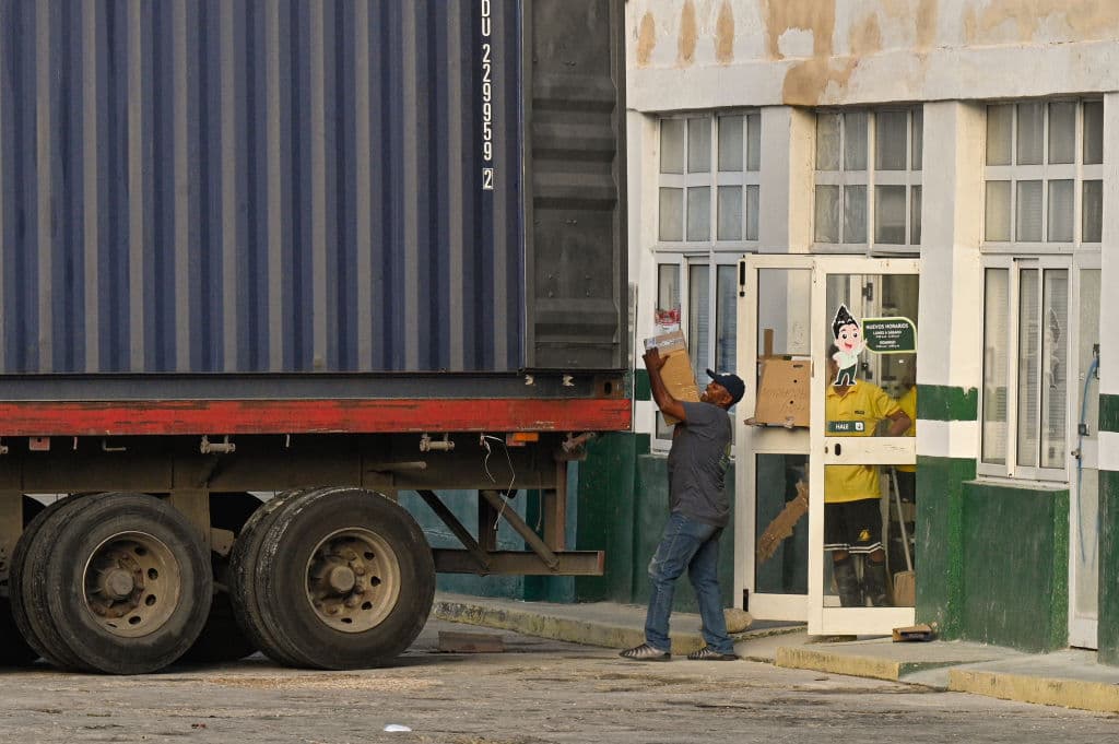 En La Habana, alimentos y otros productos fueron trasladados a contenedores enormes para evitar que se pierdan o afecten con inundaciones.
