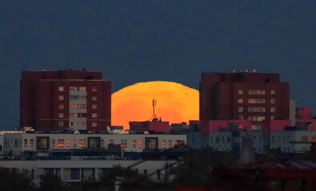 Así fue fotografiada en Tallin, Estonia, detrás de unos edificios.