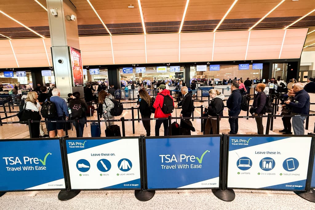 Varias personas esperan en la fila de control de seguridad de la TSA en la Terminal A del Aeropuerto Internacional Newark Liberty (EWR) en Newark, Nueva Jersey (EEUU), el martes 24 de marzo de 2026.