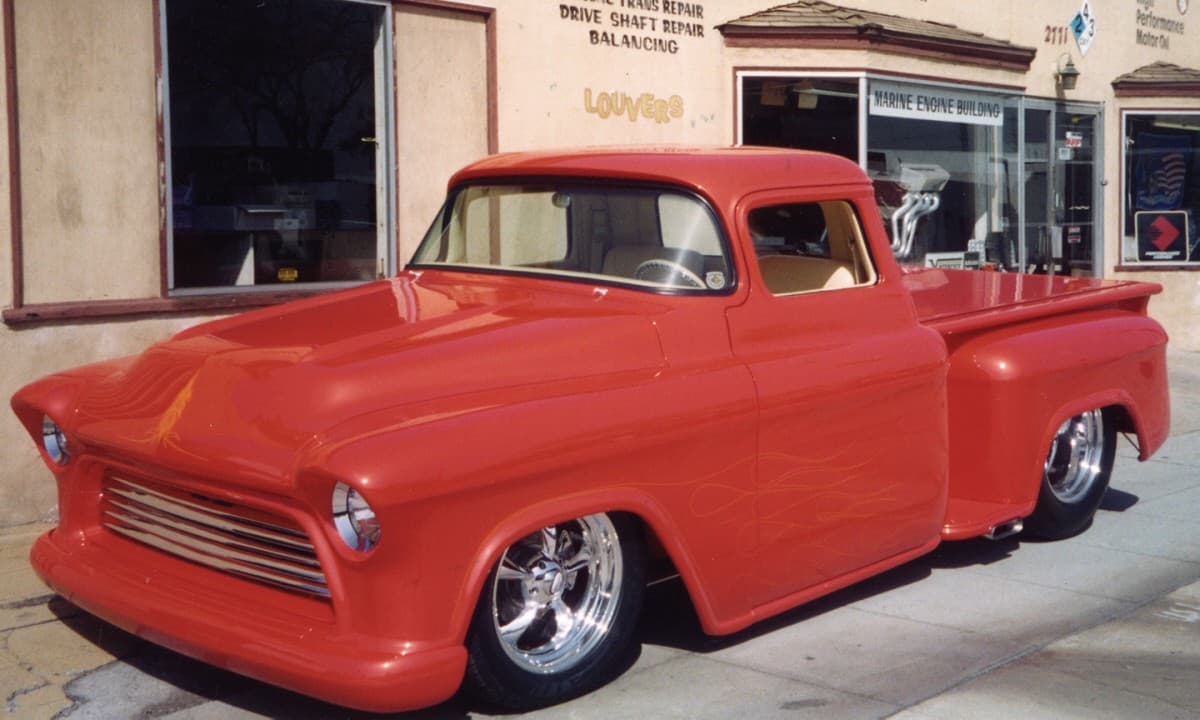 <b>Chevrolet 3100 1955 </b>
<br>Vendida por
<b> 132,000 dólares</b>
<br>Su trabajo de personalización llevó seis años y es una pickup ganadora por el gran número de reconocimientos que tiene y que hacen honor a su imagen, nivel de detalle y su original color Kandy Orange, así como interiores en piel color marrón. Se vendió en 2006 por 132,000 dólares. La modificación de esta Chevrolet 3100 fue realizada por Cimtex Rods.