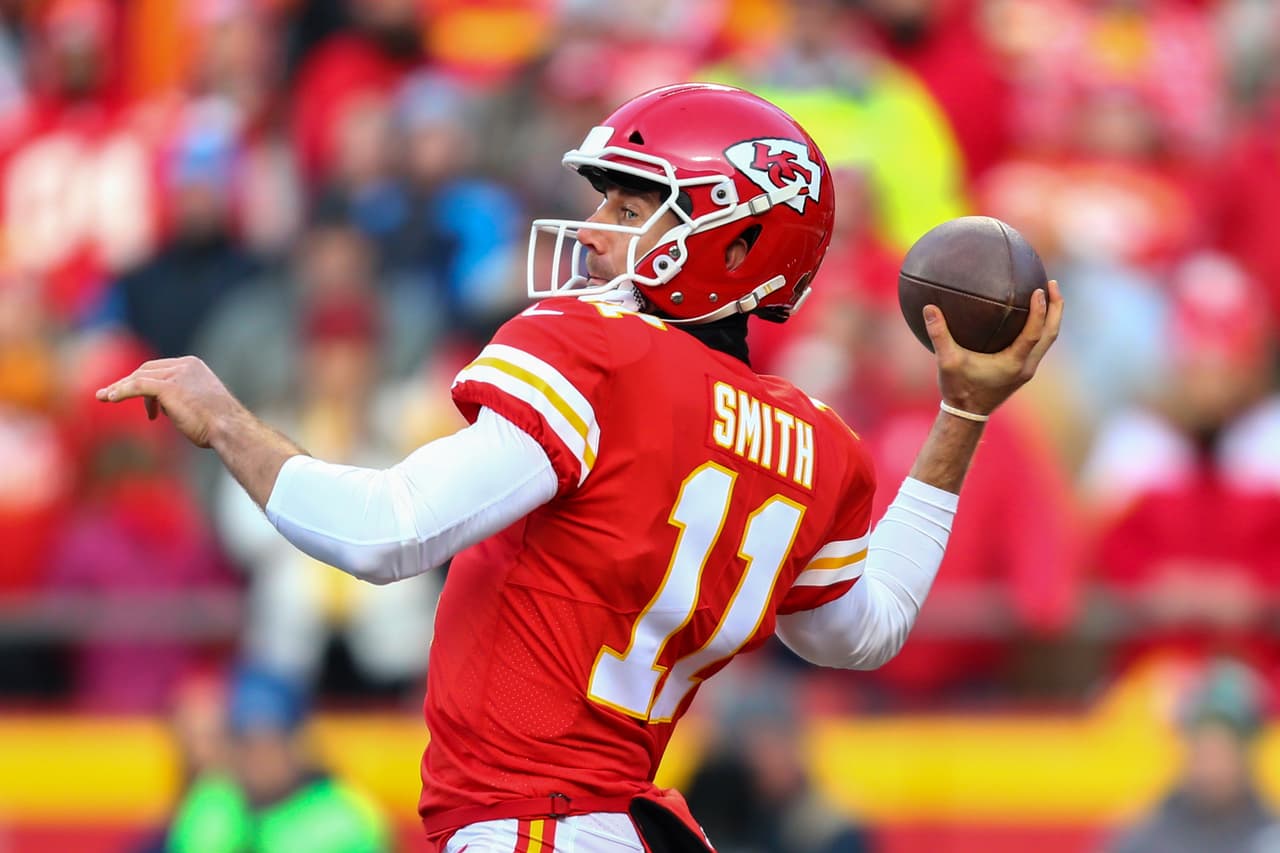 Alex Smith tuvo un buen encuentro, especialmente durante la primera mitad. El mariscal de campo terminó con 24 pases completos de 33 envíos para 264 yardas con 2 anotaciones y sin pecados.