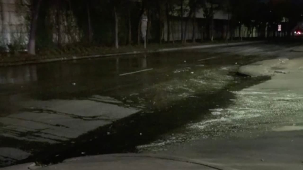 Ocurrió en el cruce del periférico 610 y la avenida Westheimer la madrugada del viernes cuando varios autos patinaron estrellándose contra el borde de la banqueta.