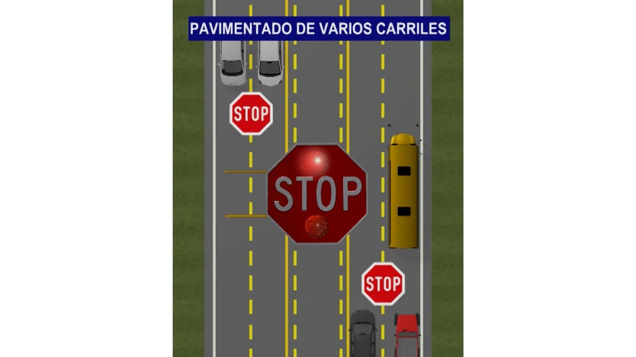 En una autopista o carretera pavimentada que tiene 
<b>dos carriles separados, por un camellón sin pavimento o sin muro de contención</b>, los autos de ambos sentidos deben detenerse por completo.