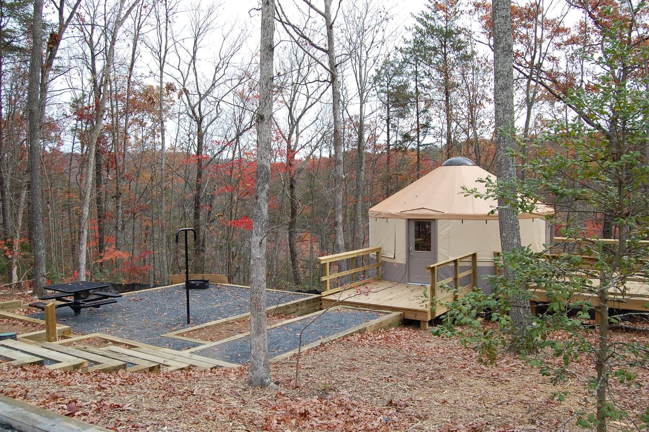 Los huéspedes que busquen una experiencia nocturna pueden elegir entre cabañas cómodas y completamente equipadas, yurtas extravagantes o varios tipos diferentes de opciones para acampar y para mochileros.