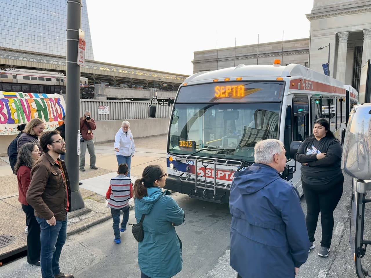 Filadelfia recibe autobús con 31 migrantes de origen venezolano enviados desde Texas