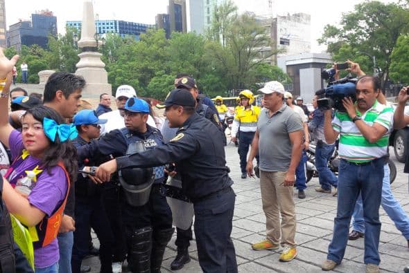 Este sábado se vivieron momentos de tensión en la glorieta del Ángel de la Independencia, en Ciudad de México.