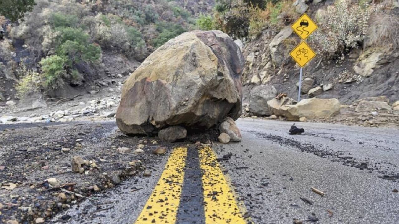 Mantente alerta en 
<b>áreas propensas a la caída de rocas</b>. La escorrentía de las tormentas puede aflojar rocas en las pendientes sobre las carreteras.