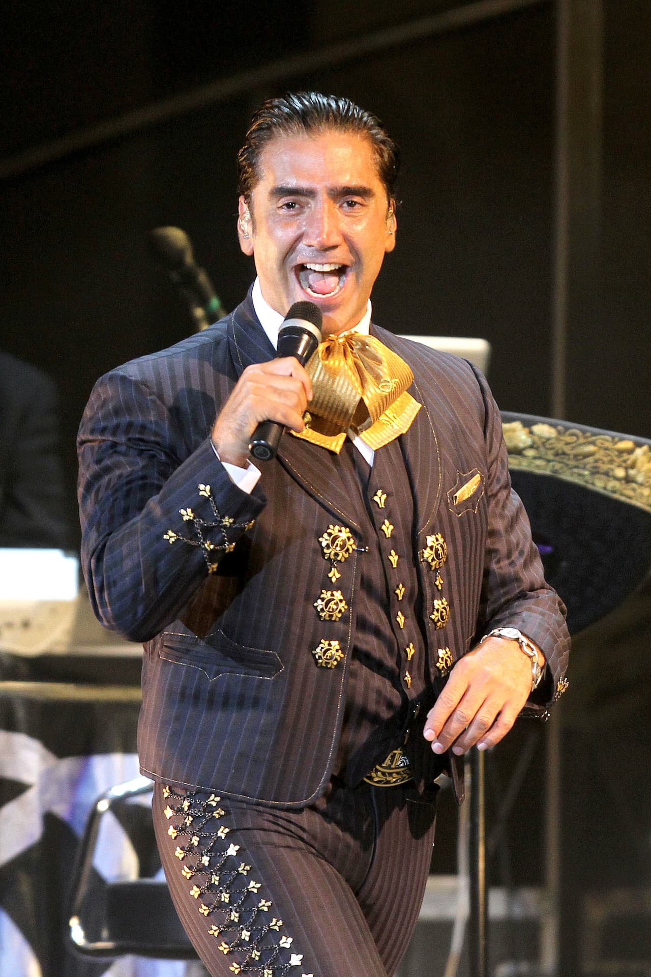 Alejandro Fernández fue víctima de un accidente automovilístico que casi le costaba la vida.