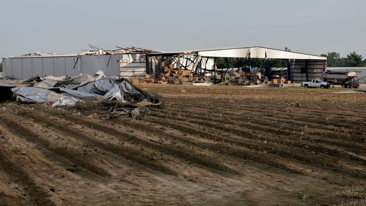 <b>Florida está entre las zonas de riesgo por tornados:</b>
<br>- Si se emite algún aviso por tornado, dirígete a alguna habitación céntrica y sin ventanas: un pasillo, el baño o el sótano.